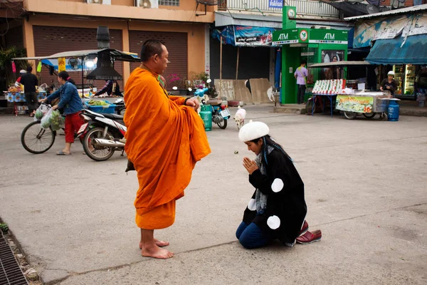 Las Mujeres Tailandesas Viajan Visita Respetan Oración Ponen Comida Cosas — Foto de Stock