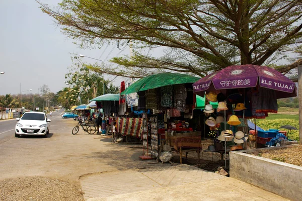 泰国人民和外国游客于2020年2月26日在泰国梅宏松的Tha Pai桥附近的街道边停下车去购物 并从当地商店购买食品和产品 — 图库照片