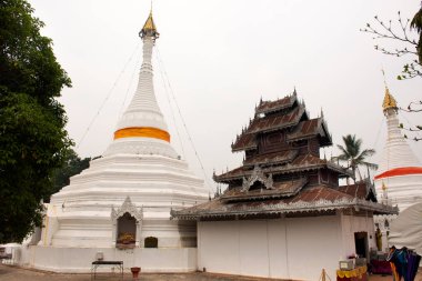 Stupa Chedi ve Buda heykeli Tayland 'ın başkenti Mae Hong Son' da 28 Şubat 2020 'de başbakan 2,5 toz durumundayken Phra Kong Mu Tapınağı' nı ziyaret etmek için Tayland 'a gitti.