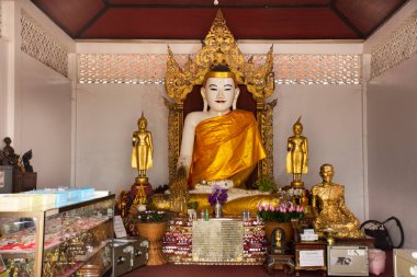 Taylandlı ve yabancı gezginler için kilisede Burma tarzı beyaz Buda heykeli. 28 Şubat 2020 'de Tayland, Mae Hong Son' da Doi Kong Mu Tapınağı 'nı ziyaret edip dua ediyorlar.