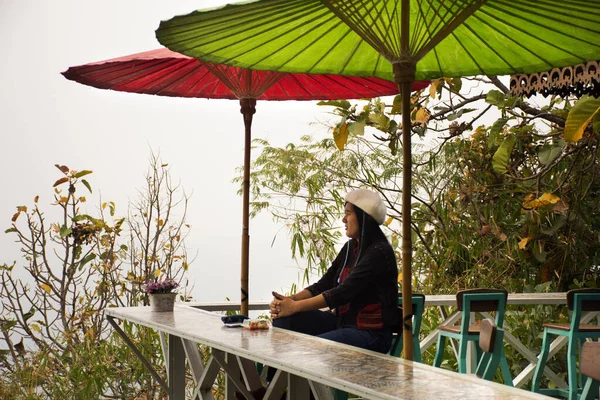 Los Viajeros Tailandeses Sientan Posando Retrato Aire Libre Para Tomar —  Fotos de Stock