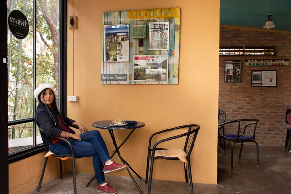 Путешественницы Тайская Женщина Позирует Портрет Сфотографироваться Интерьером Украшения Мебели Кафе — стоковое фото