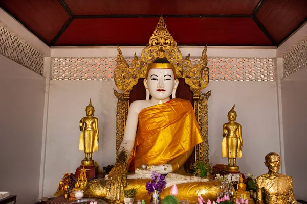 Белый Будда Статуя Бирма Стиль Тайцев Иностранных Путешественников Посетить Уважать — стоковое фото