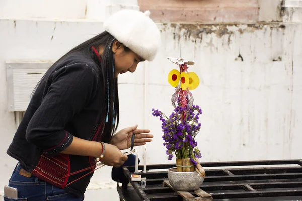 Las Mujeres Tailandesas Viajan Visita Respetan Las Ofrendas Oración Pagoda — Foto de Stock