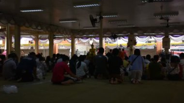 Taylandlılar ve yabancı gezginler, 12 Temmuz 2020 'de Tayland Samut Prakan' da Bang Phli Yai 'deki Wat Bang Phli Yai Tapınağı' nda dua ve ayin tanrısı Buda heykeline saygı duyarlar.