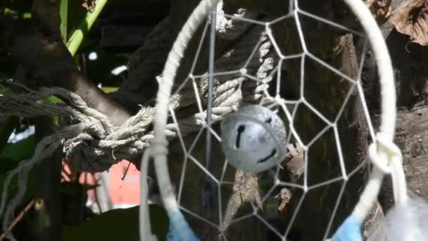 Beweging Uit Wind Handgemaakte Dromenvanger Dromenvanger Hangend Aan Boom Tuin — Stockvideo