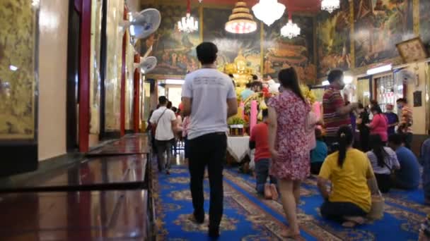 タイの人々と外国人旅行者は タイのサムットプラカンで2020年7月12日にバンプリ市のバンプリ ヤイにあるワット バンプリ ナイ寺院で祈りと儀式の神の天使の仏像を尊重します — ストック動画