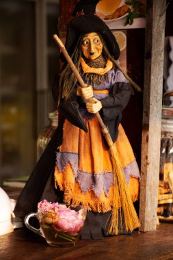 Yaşlı kadın cadı heykelciği, Tayland 'ın Mae Hong Son kentindeki Pai City Hill Vadisi' ndeki orman dağının bahçesinde.