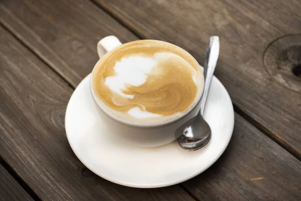 세라믹 카푸치노 뜨거운 커피는 치앙마이에 카페에서 식탁에 내놓는다 — 스톡 사진