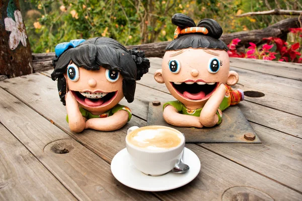Jongen Meisje Speelgoed Stenen Standbeeld Met Cappuccino Hete Koffie Keramische — Stockfoto