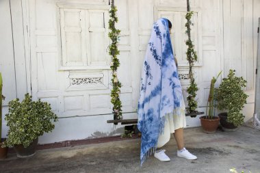 Tayland 'da Bangkok, Nonthaburi' de bir kafede fotoğraf çektirmek için gezginler çivit mavisi kravat boyası şal ve eşarp takıyorlar.