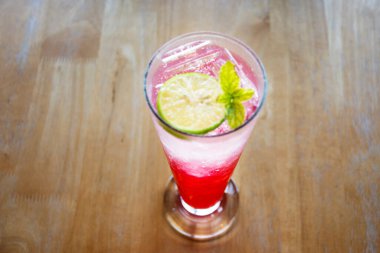 Nonthaburi, Tayland 'daki kafe restoranında bardakta limonlu kokteyl.