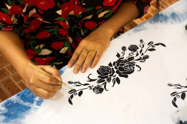 2020年6月20日 在泰国曼谷的Nonthaburi市 一位泰国女性画家在其工作室的桌子上挂上了带有自然色彩的靛蓝布围巾的绘画图案 — 图库照片