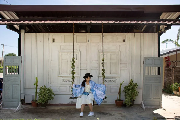 Travelers Thai Young Women Wear Indigo Tie Dye Painting Shawl — Stock Photo, Image