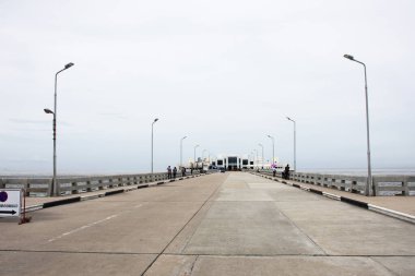 Taylandlılar ve yabancı gezginler 12 Temmuz 2020 'de Samut Prakan, Tayland' daki Bangpu Dinlenme Merkezi 'ne müşteri gönderip alıyorlar.