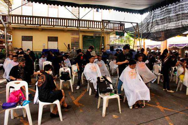 2020年7月12日 在泰国Samut Prakan的Bang Phli Yai地区的Wat Bang Phli Yai寺 泰国人理发师或理发师理发师慈善组织在市场上为当地人提供服务 — 图库照片