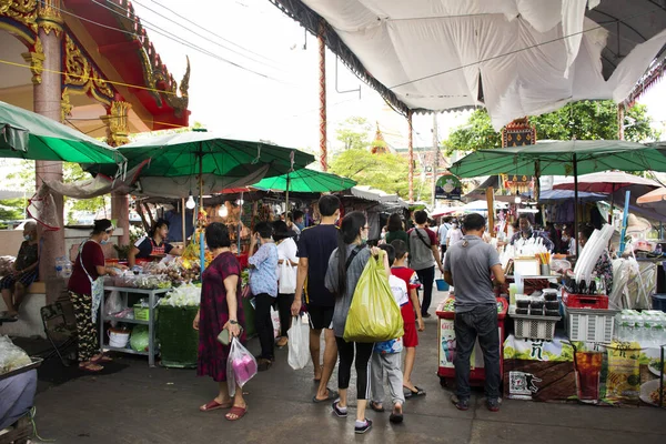 2020年7月12日 泰国人和外国游客在泰国萨穆特普拉坎的Wat Bang Phli Yai Nai寺参观当地古董复古市场 购买食品和纪念品 — 图库照片