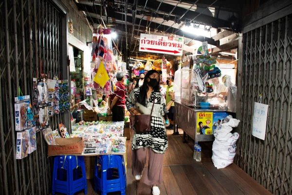 Тайцы Иностранные Путешественники Пешком Посетить Купить Продукты Питания Сувенирный Продукт — стоковое фото