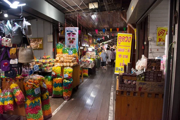 Thai People Foreign Travelers Walking Travel Visit Buy Food Souvenir — Foto Stock