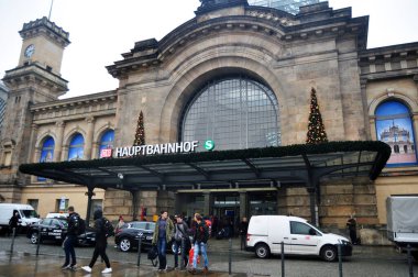 Almanya 'nın Saksonya eyaletinde 16 Kasım 2016' da Dresden başkentinde fırtına yağarken Dresden Merkez İstasyonu veya Hauptbahnhof 'u inşa eden Alman yolcu ve yabancı yolcular