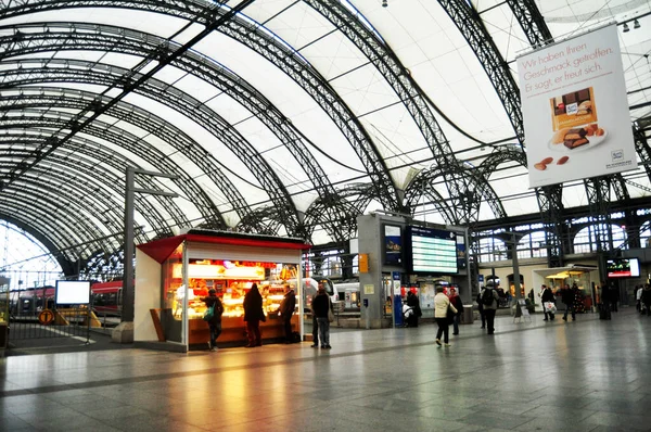 2016年11月16日 德国萨克森州德累斯顿中央火车站 Dresden Central Railway Station 内行走的德国乘客和外国游客 带着室内装饰家具设计 — 图库照片