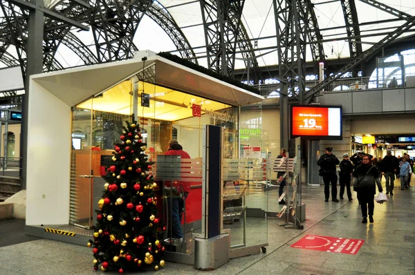 Немецкие Пассажиры Иностранные Путешественники Прогуливаются Центральному Железнодорожному Вокзалу Дрездена Дизайном — стоковое фото