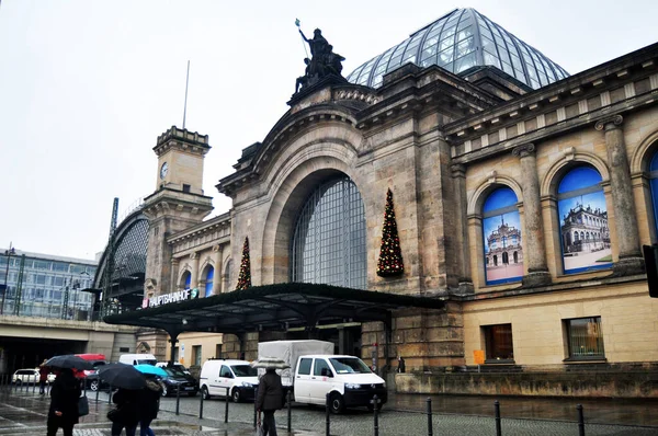 Німецькі Пасажири Іноземні Мандрівники Виходять Вулицю Будівлі Центрального Вокзалу Дрездена — стокове фото