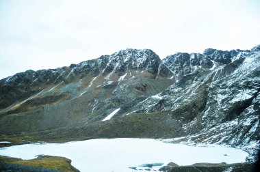 Avusturya 'nın Tyrol kentindeki Pitztal Tepesi yakınlarındaki Landeck' de, Kaunergrat Dağı 'nın zirvesine giden yolun yanındaki yol kenarında Bergstation Karlesjoch bahn' dan Mein Gletscher var.