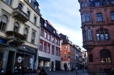 Almanya 'nın Baden Wurttemberg kentinde 1 Kasım 2016' da Heidelberg 'deki Heidelberg eski kasaba meydanı pazarında seyahat eden Alman ve yabancı gezginler için klasik retro binalar atölyesi.