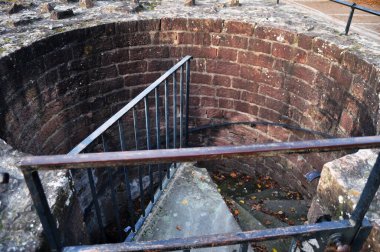 Yürüme merdivenleri Heidelberg Kalesi veya Heidelberger Schloss 'taki antik harabelerin yeraltı tünellerine gidiyor. Alman halkı ve yabancı gezginler Almanya' nın Baden Wurttemberg kentindeki Heidelberg şehrini ziyaret ediyorlar.