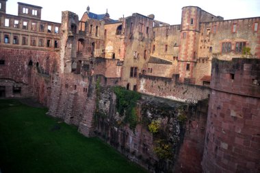 Almanya 'nın Baden Wurttemberg kentindeki Heidelberg başkentini ziyaret eden Alman halkı ve yabancı gezginler için Heidelberg Kalesi veya Heidelberger Schloss antik harabelerinin iç ve yapı inşaatı