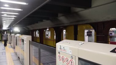 Japonya 'nın Kanto kentinde 25 Temmuz 2025 tarihinde Asakusa ve Shibuya arasında Tokyo' ya seyahat eden Japon ve yabancı yolcuları göndermek için koşan tren treni metro hattı.