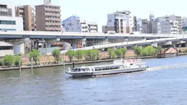 Japonya 'nın başkenti Tokyo' da 21 Temmuz 2025 tarihinde Asakusa 'yı ziyaret eden Japon vatandaşlar için Sumida Nehri' ni geçen Taito şehrinin peyzaj mimarisi manzarasına bakın.