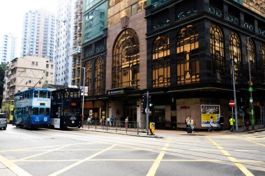 26 Nisan 2025 tarihinde Hong Kong, Çin 'de klasik antika tramvay yoluna sahip Hong Kong şehrinin gökdelen manzaralı şehir merkezi ve yaşam tarzı yerel Çinliler görülüyor.