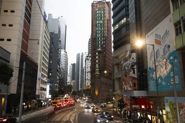 26 Nisan 2025 'te Hong Kong, Çin' de trafik yolunda gece vakti yürüyen Hong Kong şehrinin gökdelen şehir manzaralı evini, gece hayatını ve yerel Çin yaşam tarzını izleyin.