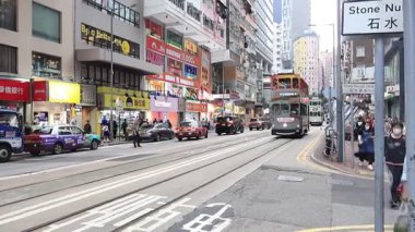 26 Nisan 2025 tarihinde Hong Kong, Çin 'de klasik antika tramvay yoluna sahip Hong Kong şehrinin gökdelen manzaralı şehir merkezi ve yaşam tarzı yerel Çinliler görülüyor.
