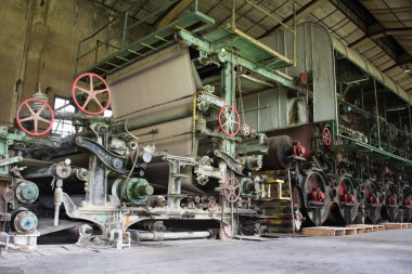 İçerisi antik bina ve terk edilmiş sanayi makinesi ya da Kanchanaburi Tayland 'daki Tayland gezginleri için Tayland Kağıt Fabrikası' nın eski sanayi makineleri.