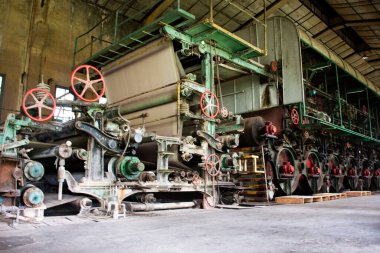 İçerisi antik bina ve terk edilmiş sanayi makinesi ya da Kanchanaburi Tayland 'daki Tayland gezginleri için Tayland Kağıt Fabrikası' nın eski sanayi makineleri.