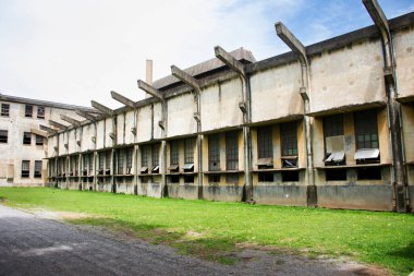Terk edilmiş kalıntılar, Kanchanaburi Thai Kağıt Fabrikası 'nın antik endüstriyel binası Tayland' ın Kanchanaburi kentinde 2. Dünya Savaşı tarihi yapısını ziyaret etmek için Tayland gezginleri için.