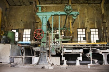 İçerisi antik bina ve terk edilmiş sanayi makinesi ya da Kanchanaburi Tayland 'daki Tayland gezginleri için Tayland Kağıt Fabrikası' nın eski sanayi makineleri.