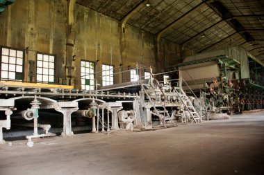 İçerisi antik bina ve terk edilmiş sanayi makinesi ya da Kanchanaburi Tayland 'daki Tayland gezginleri için Tayland Kağıt Fabrikası' nın eski sanayi makineleri.