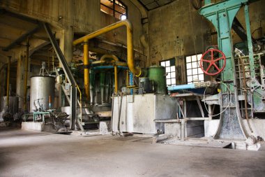 İçerisi antik bina ve terk edilmiş sanayi makinesi ya da Kanchanaburi Tayland 'daki Tayland gezginleri için Tayland Kağıt Fabrikası' nın eski sanayi makineleri.