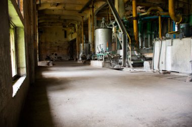 İçerisi antik bina ve terk edilmiş sanayi makinesi ya da Kanchanaburi Tayland 'daki Tayland gezginleri için Tayland Kağıt Fabrikası' nın eski sanayi makineleri.