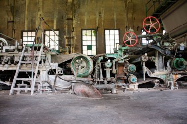 İçerisi antik bina ve terk edilmiş sanayi makinesi ya da Kanchanaburi Tayland 'daki Tayland gezginleri için Tayland Kağıt Fabrikası' nın eski sanayi makineleri.