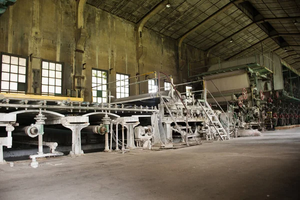 İçerisi antik bina ve terk edilmiş sanayi makinesi ya da Kanchanaburi Tayland 'daki Tayland gezginleri için Tayland Kağıt Fabrikası' nın eski sanayi makineleri.