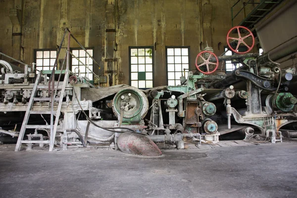 İçerisi antik bina ve terk edilmiş sanayi makinesi ya da Kanchanaburi Tayland 'daki Tayland gezginleri için Tayland Kağıt Fabrikası' nın eski sanayi makineleri.