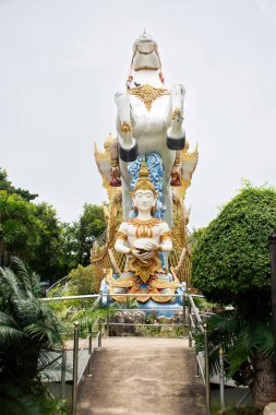 Antik heykel ve antik oyma sanatı. Tayland 'da Kanchanaburi, Tayland' daki Wat Tai veya Chai Chumphon Chana Songkhram Tapınağını gezmek için at biniciliği yapan bir melek.