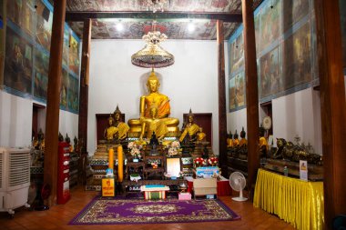 Antik Buda 'nın Tayland' da seyahat eden insanlar için eski ubosot 'u ziyaret eder. 6 Eylül 2025' te Kanchanaburi, Tayland 'da Wat Tai ya da Chai Chumphon Chana Songkhram Tapınağı' nda kutsal ibadet eder.