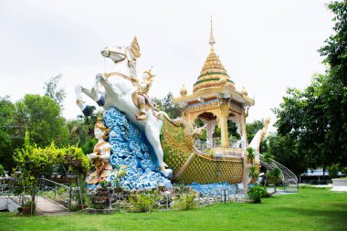 Antik heykel ve antik oyma sanatı. Tayland 'da Kanchanaburi, Tayland' daki Wat Tai veya Chai Chumphon Chana Songkhram Tapınağını gezmek için at biniciliği yapan bir melek.