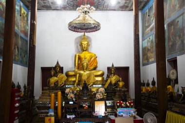 Antik Buda 'nın Tayland' da seyahat eden insanlar için eski ubosot 'u ziyaret eder. 6 Eylül 2025' te Kanchanaburi, Tayland 'da Wat Tai ya da Chai Chumphon Chana Songkhram Tapınağı' nda kutsal ibadet eder.